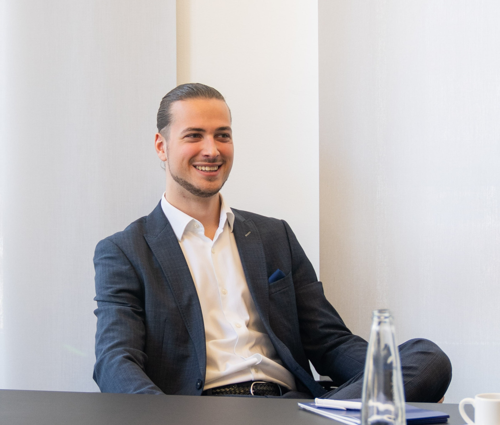 Lucas Breiding im Gespräch am Besprechungstisch.