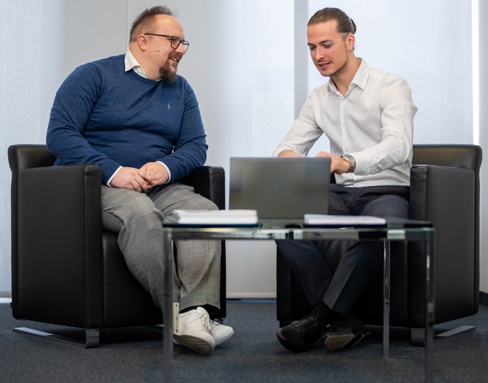 Lucas Breiding im Gespräch mit einem Kunden am Laptop