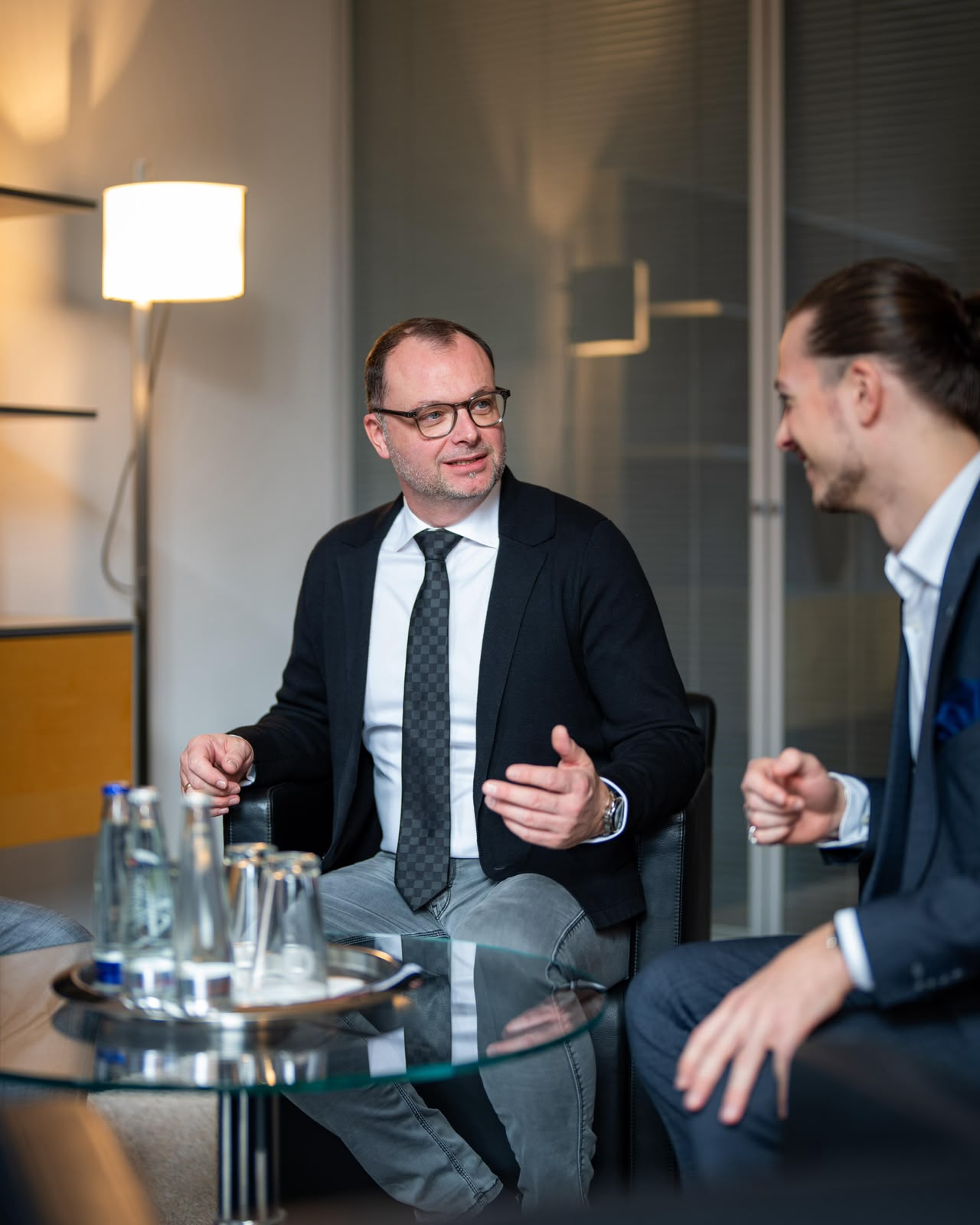 Lucas Breiding im Gespräch mit einer Praxisinhaberin.