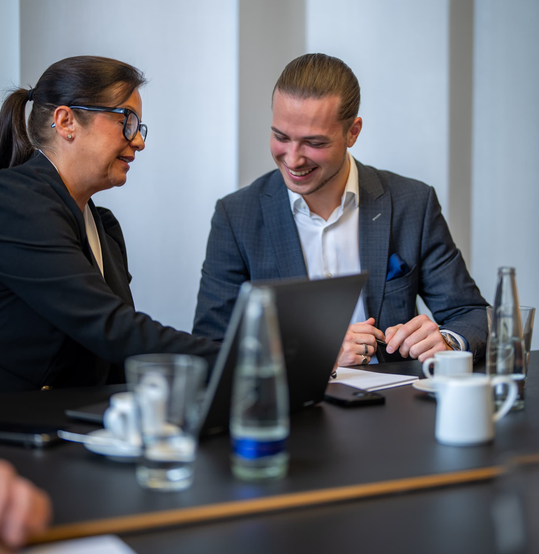 Lucas Breiding und eine Kundin am Laptop im Gespräch.